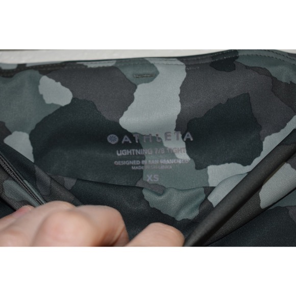 Athleta Lightning Stash Pocket Olive Camo Size XS - Picture 5 of 7